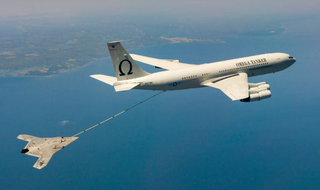 Illustration for article titled El dron X-47B hace historia al repostar en al aire por primera vez